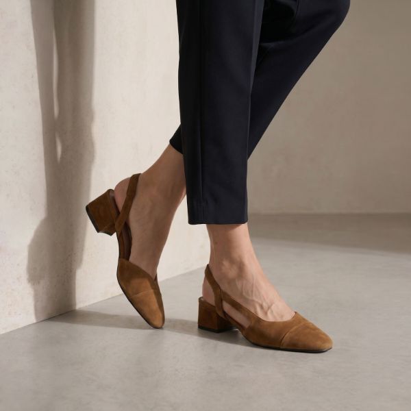 Chic low heel pointed-toe pump