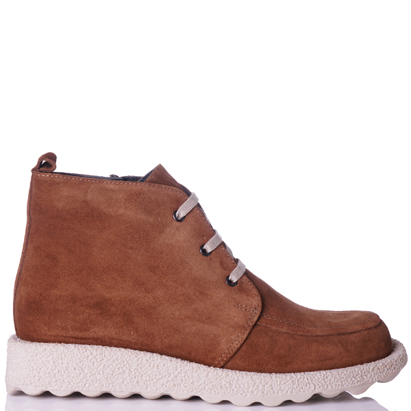 Square toe desert boots