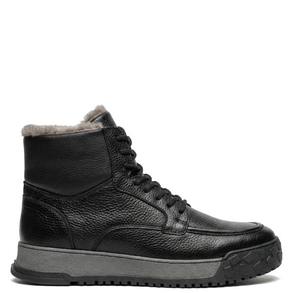 Wool lined winter boots in black color